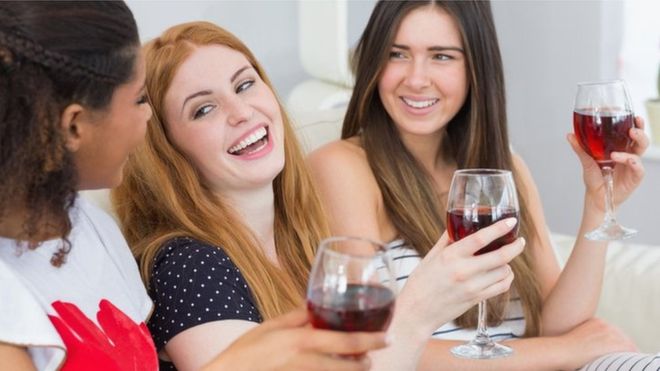 Gratë  pinë alkool thuajse njësoj sa burrat.