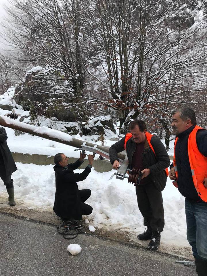 FOTO: Çfarë po bëjnë elektricistët në Valbonë pas rënies së shtyllave nga bora?!