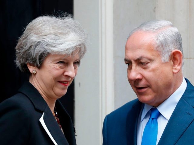 Theresa May flakëron mbi Izraelin, hap një front tjetër me Amerikën e Donald Trump.