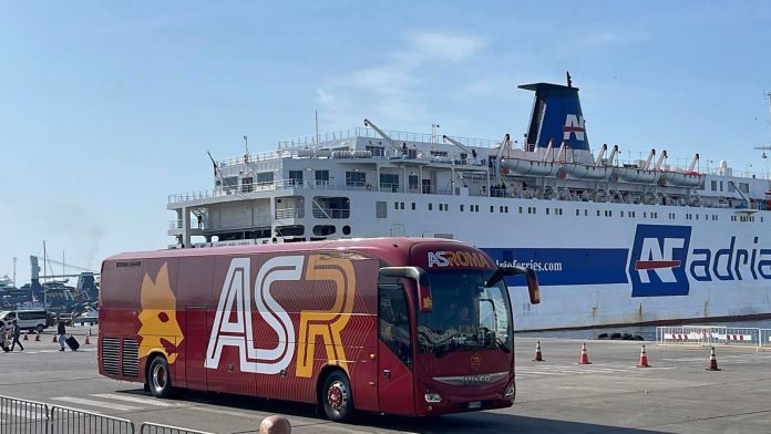 Conference League, mbërrin në portin e Durrësit autobusi i Romës