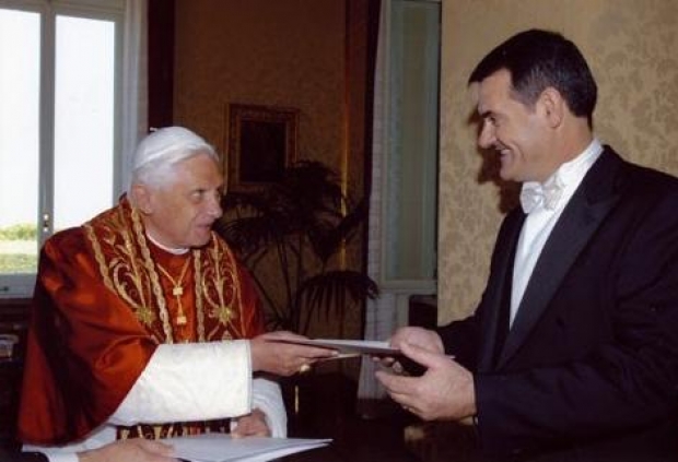 Ndahet nga jeta ambasador Rrok Logu, përfaqësues i Shqipërisë në Vatikan, 55 vjeç.