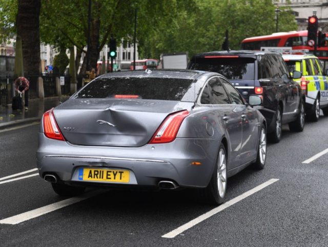 Makina e Boris Johnson përplaset teksa protestuesi hidhet para vargut të shoqërimit të kryeministrit
