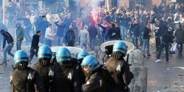 Incident në Tiranë, rreth 200 tifozë holandezë me shkopinj e gurë përplasen me policinë!