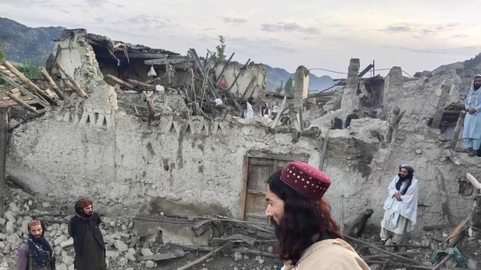 Afganistan: Tërmeti 6 ballë lë të vdekur 950 njerëz.