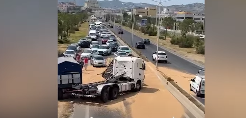 Autostrada Durrës-Tiranë ‘mbytet’ nga gruri, reagon policia dhe zbardh çfarë ndodhi.