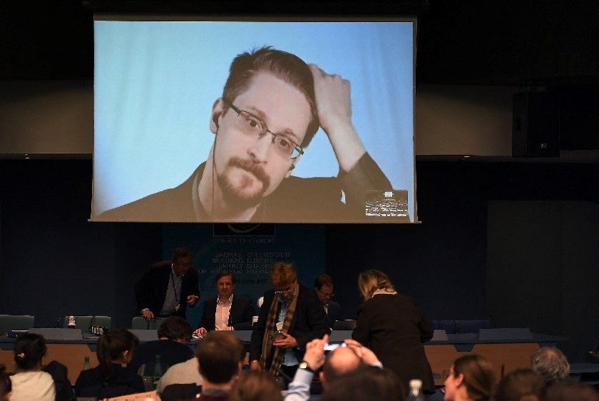 Putin i jep nënshtetësinë ruse Edward Snowden-it