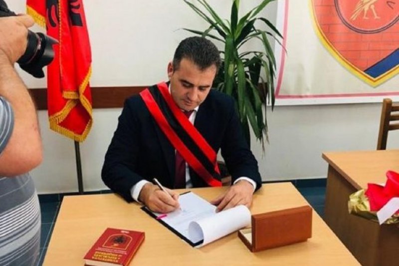Kryebashkiaku i Mallakastrës dënohet me 6 muaj burg, por do të mbajë mandatin.