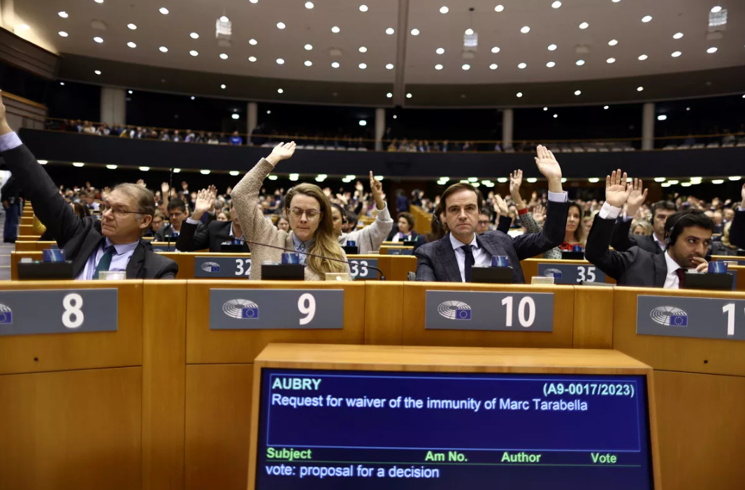 BE: Dy eurodeputetëve u hiqet imuniteti parlamentar