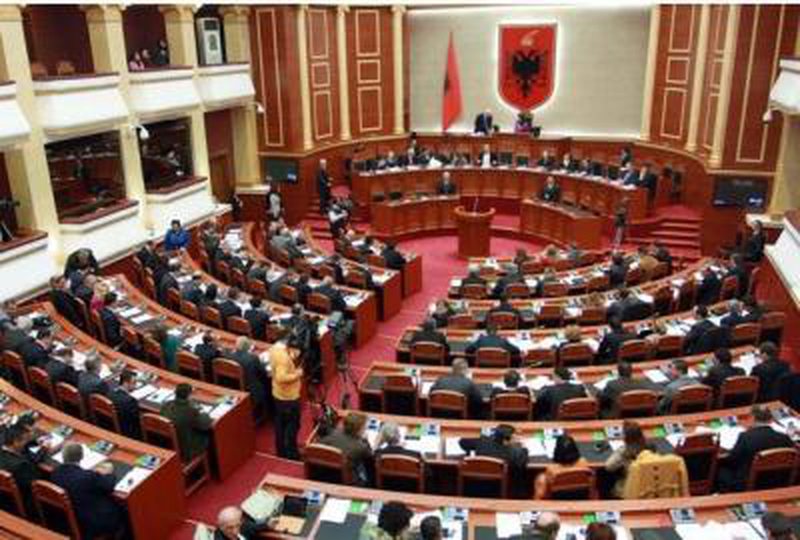 5 deputetë dorëzojnë mandatin e Kuvendit, ‘migrojnë’ drejt pushtetit lokal.