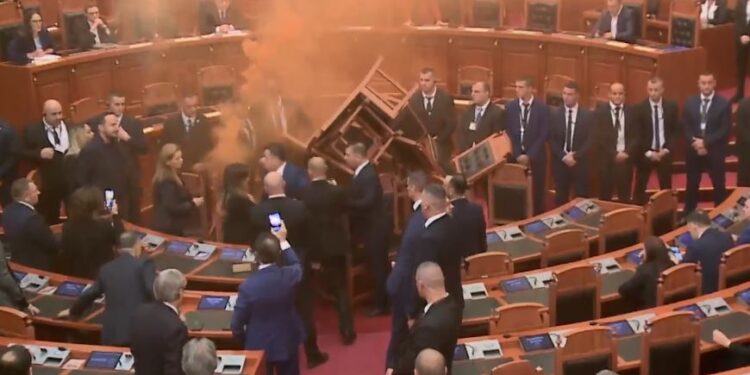 Seanca Parlamentare/ ‘Rithemelimi’ i vë zjarrin sallës, deputeti Noka dhunon gardistët.
