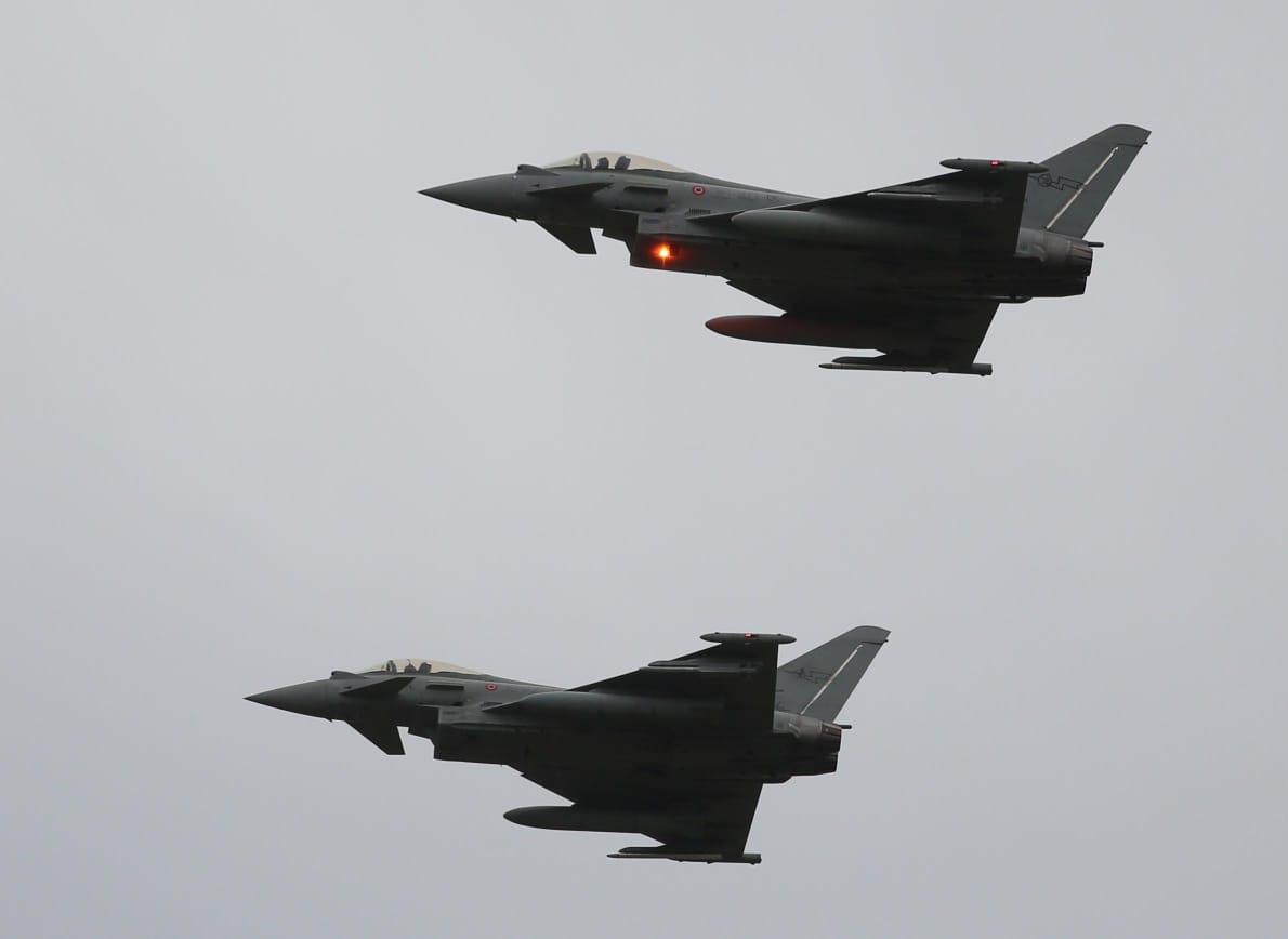 Fluturojnë avionët mbi Kuçovë/ Ushtria shqiptare dhe NATO demonstrojnë forcën në qiell