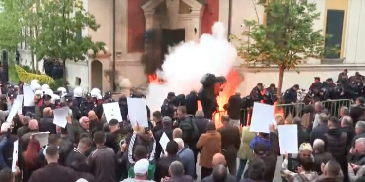 Militantët e Rithemelimit dhe PL protestë para  Bashkisë së Tiranës, hedhin molotovë dhe i venë flakën portës.