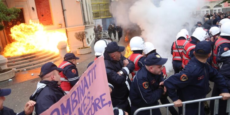 Protesta para bashkisë Tiranë, reagon delegacioni i BE: Dënojmë dhunën!