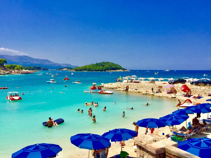 “Mrekullitë e bregdetit shqiptar”, media italiane: Eksploroni destinacionet më të mira të pushimeve