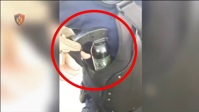 Policia publikon videon: Efektivi ka spray në brez, jo armë!