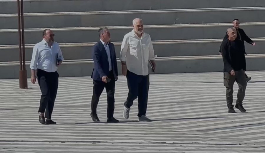 Rama vizitë të papritur në Bashkinë e Vlorës