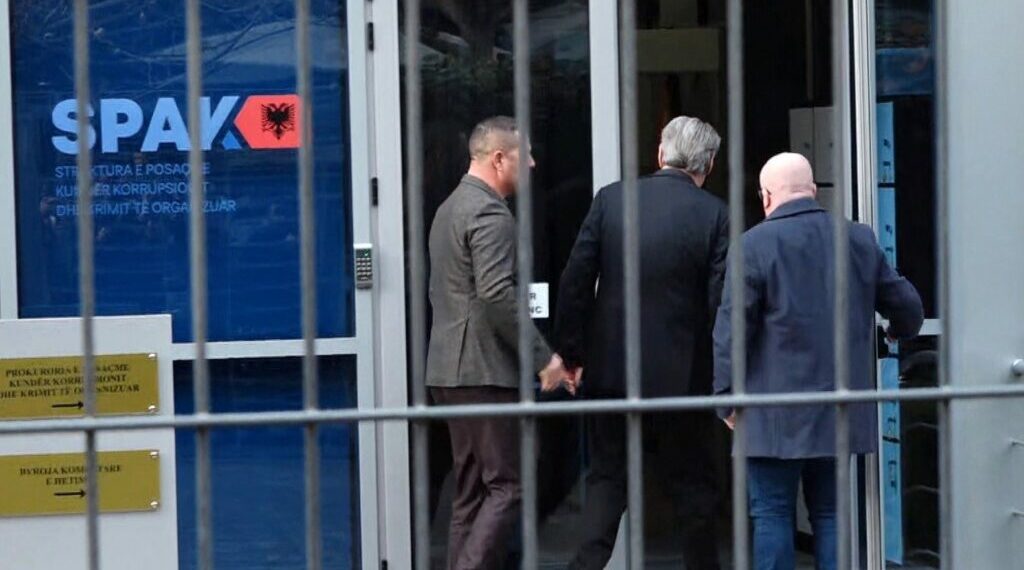 Berisha dy orë në SPAK për 21 janarin/ Ish-kryeministri u mor në pyetje për herë të parë për krimin shtetëror