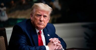 Trump anulon “valën e dytë” të sulmeve ndaj Venezuelës: Bashkëpunimi me SHBA shmang përshkallëzimin