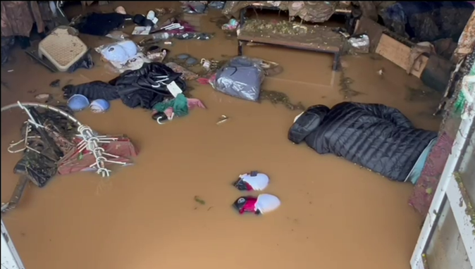 Stuhitë dhe rrebeshet mbërthejnë Shqipërinë