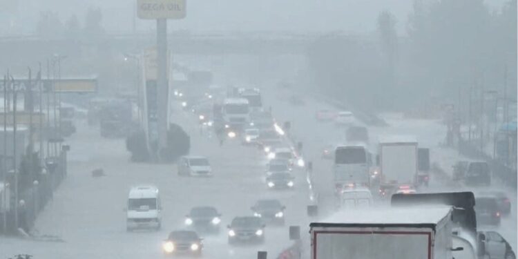 Rruga Tiranë–Durrës nën pushtetin e ujit, ja devijancat.