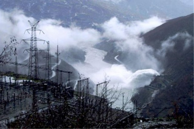 Reshjet e dendura/ Shtohen prurjet në Kaskadë, nisin shkarkimet e kontrolluara në hidrocentralet e Komanit dhe Vaut të Dejës