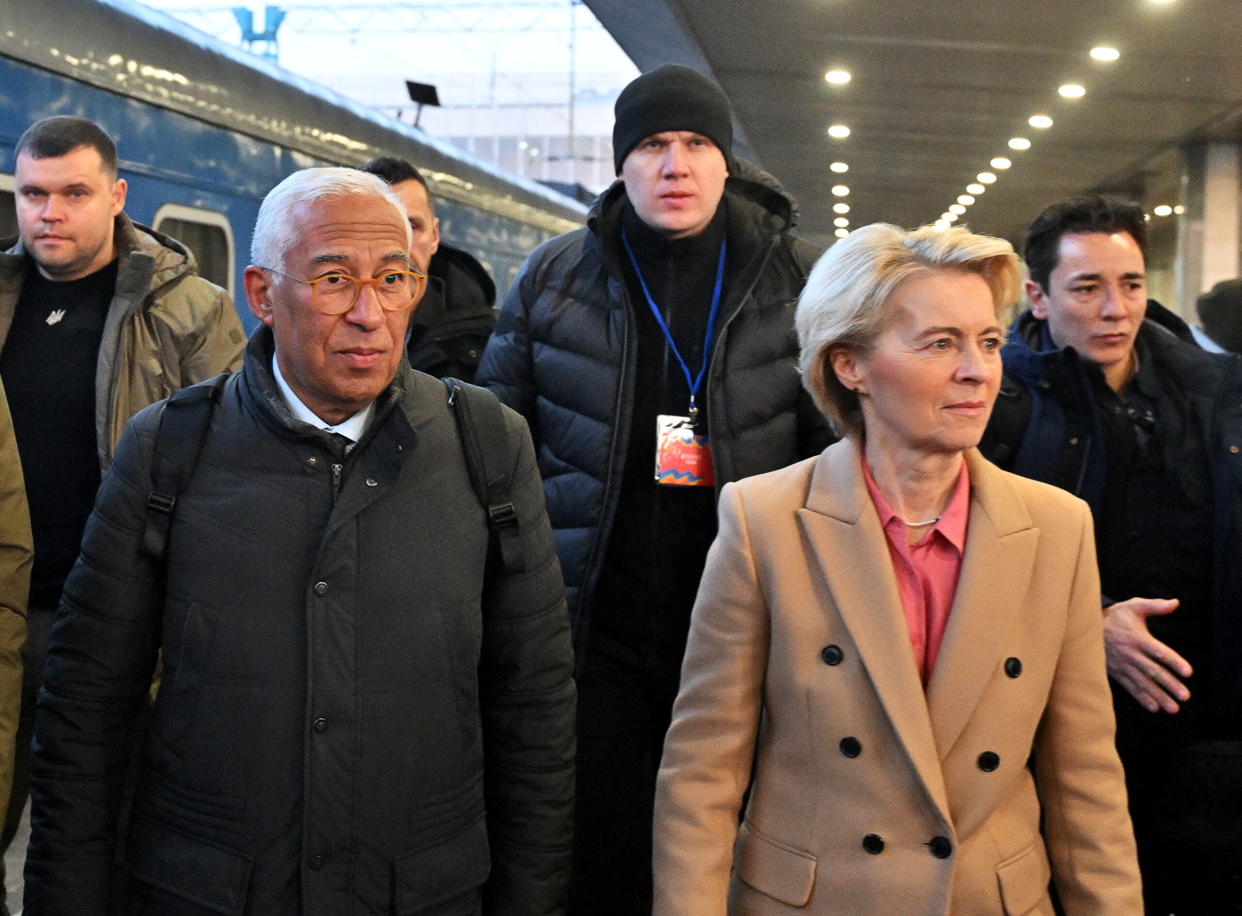 Ukraina, 4 vjet luftë dhe negociata/ Von der Leyen dhe Antonio Costa në Kiev: Nuk do tërhiqemi