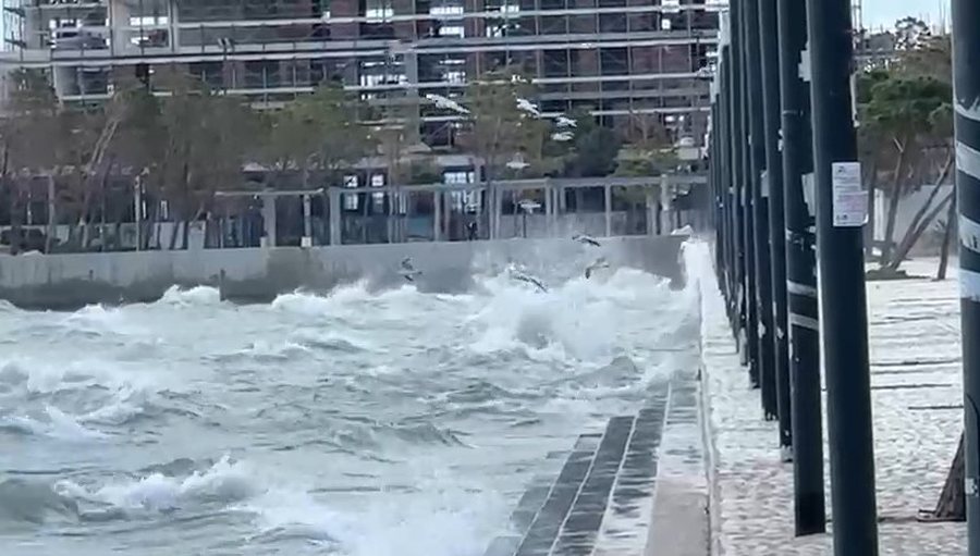 Moti i keq/ Pezullohet lundrimi në Vlorë, anulohet linja detare Sarandë-Korfuz