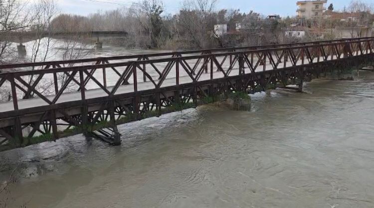 Moti i keq prek Shqipërinë/ Lumi Seman del nga shtrati, regjistrohen përmbytjet e para.