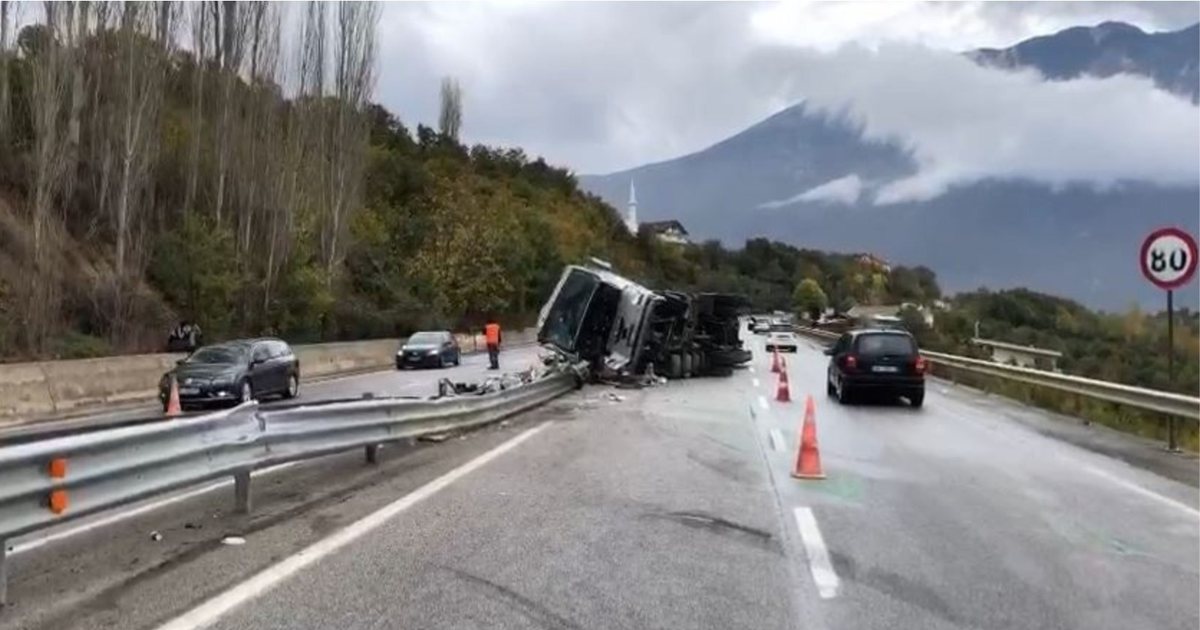 Përplasen kokë më kokë në ‘Rrugën e Kombit’ dhe lënë dy viktima në vend. Tre të plagosur.