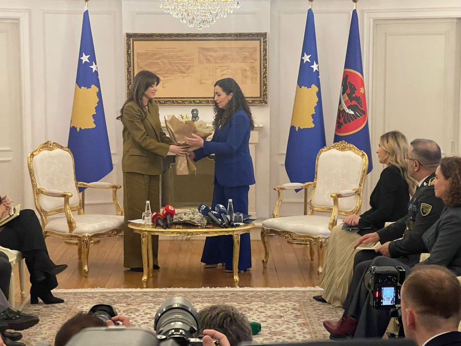 Osmani përfundon mandatin/ Albulena Haxhiu merr detyrën si ushtruese e Presidentes së Kosovës