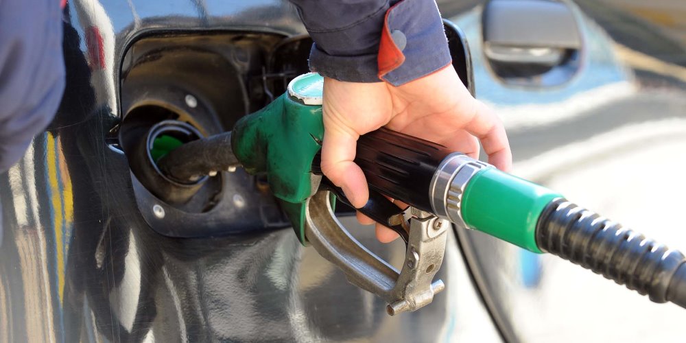 Ulen sërish çmimet e karburanteve/ Nafta do të shitet 4 lekë më pak, benzina 2 lekë më pak