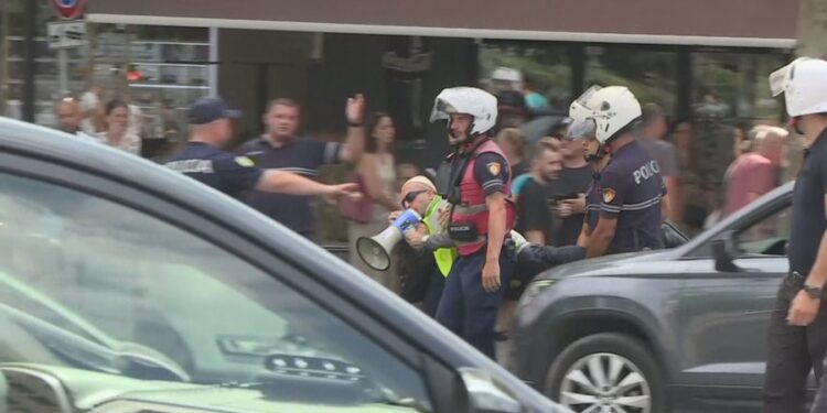 Përplasje para Parlamentit, hidhen vezë e domate ndaj policisë! Nisin shoqërimet.