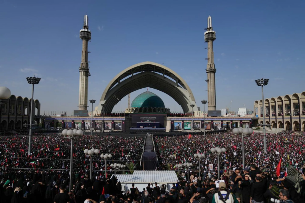 “Hakmarrje dhe vdekje Amerikës”, iranianët brohorasin në ceremoninë e varrimit të Ali Khameneit