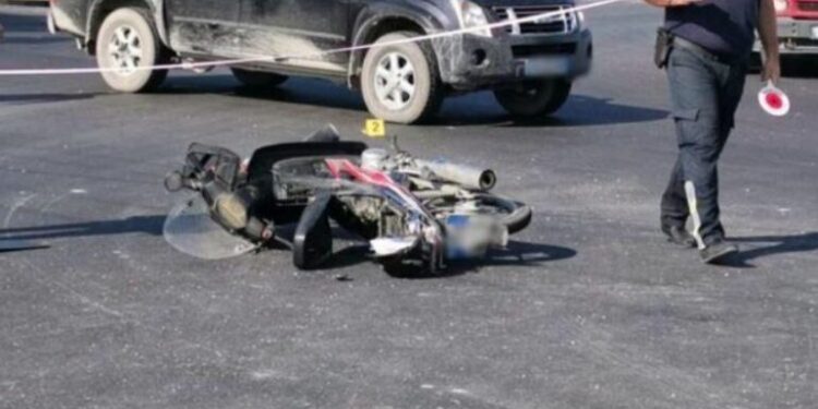 E rëndë në Kavajë, 49-vjeçari me motor ndërron jetë në vend pas përplasjes me një makinë