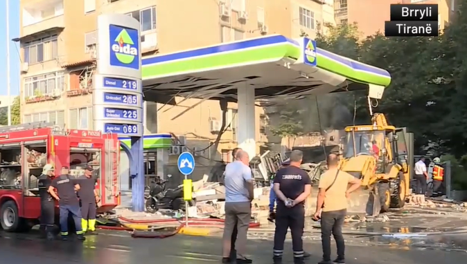“Shembet godina pranë karburantit, plagosen 3 punonjës”, pasojat nga shpërthimi te Brryli.