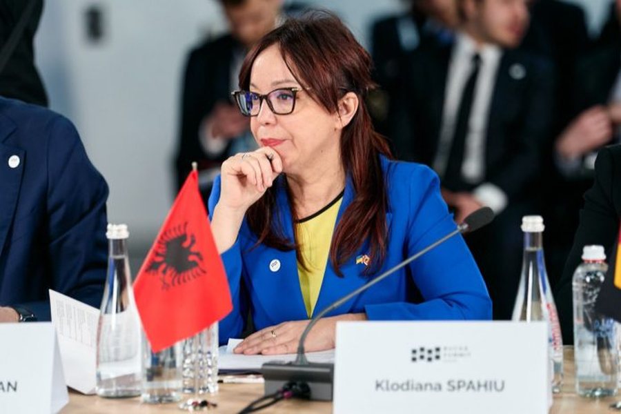 Klodiana Spahiu, ministre e Shëndetësisë/ Deputetja e PS me profesion mjeke pason Evis Salën.