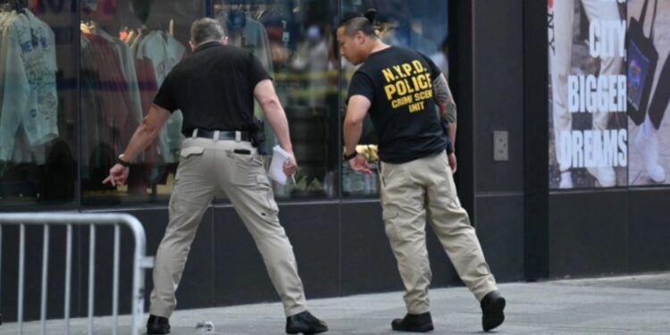 ronditet “Times Square” në Nju Jork, një grua sulmon me thikë kalimtarët dhe lë 2 të vdekur! Do të vriste edhe policët.