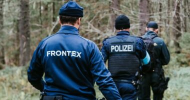 Frontex do të përfshihet në deportime/ Agjencia e BE merr kompetenca për të kthyer emigrantet në vendet e origjinës