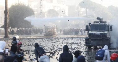 Protestuesit zgjedhin sërish dhunën/ Mblidhen para Kryeministrisë, heqin karriget e vendosura për dialog