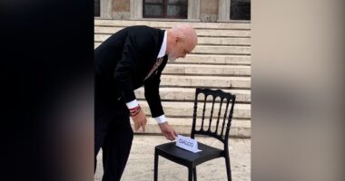 “Dje dialogu mori përgjigjen e dhunës”/ Rama nxjerr sërish karriget para Kryeministrisë: Dora ime është e shtrirë për këdo që mendon ndryshe.