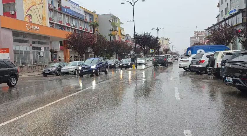 Moti i keq lë pa energji mbi 30 fshatra në Fier, Patos dhe Mallakastër