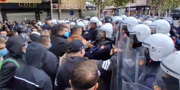 Tensionet gjatë protestës kundër “Territoriales”, hidhet spraj lotsjellës, disa të lënduar